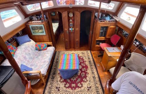 Charlotte Amalie West Boat Rental | St Thomas stay on Sailboat Ragamuffin incl meals water toys