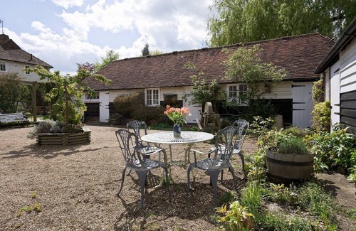 Tonbridge Cottage | * Stable Cottage * Hamptons Farmhouse, Child Friendly Holidays