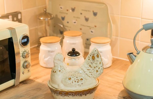 Upper Sapey Cottage | STABLE COTTAGE, pet friendly, with hot tub in Hanley William