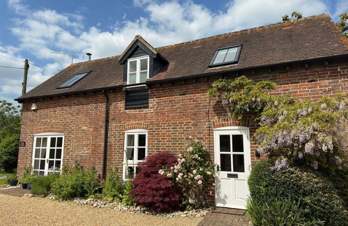 Emsworth Cottage | Stable Cottage - sleeps 4 guests in 2 bedrooms