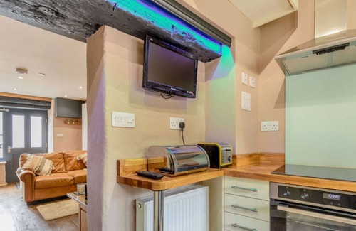 Pembroke Cottage | Stable Cottage - sleeps 2 guests in 1 bedroom