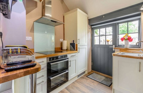 Pembroke Cottage | Stable Cottage - sleeps 2 guests in 1 bedroom