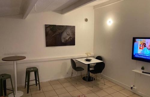 Rosny-sous-Bois Apartment | Stade de France 40 mn, Disneyland 40 mn F2 46 m2 calme, quartier cosy, 200m du RER