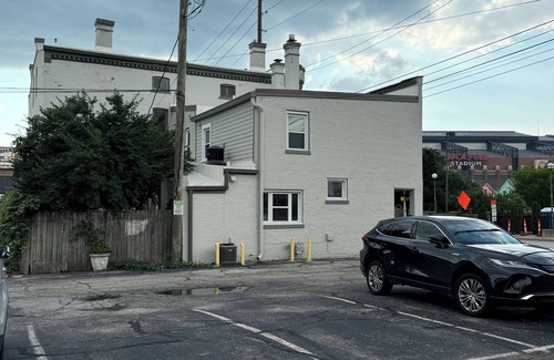 Babe Denny House | Stadium Stays #1 in downtown INDY. A 5 minute walk to the stadium. Free parking.