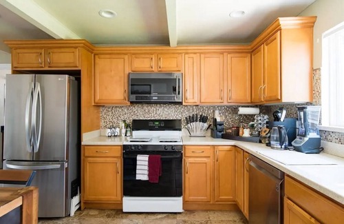 Redwood City House | Stafford 3BR-House: Tech-Savvy, Amenities Galore