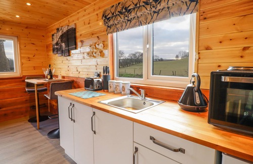 Llanfair Caereinion Cottage | STAG LODGE POD, pet friendly, with hot tub in Llanfair Caereinion