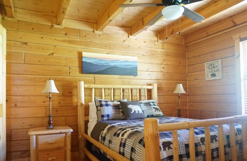 White Oak Lodge Cabin | Stair Free Entry! Boo Bear’s Chalet at White Oak Resort: WiFi/smart tv/hot tub