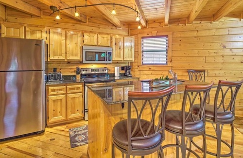 White Oak Lodge Cabin | Stair Free Entry! Boo Bear’s Chalet at White Oak Resort: WiFi/smart tv/hot tub