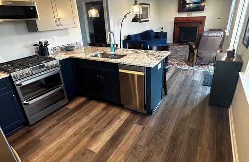 Mineral House | Stairway To Heaven Lakeside guest house with dock and firepit. Waterfront Wi-fi