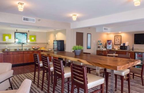 Phoenix House | Standard 2 Queens at Hilton Phoenix Airport - Outdoor Pool & Hiking Options