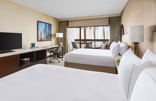 Phoenix House | Standard 2 Queens at Hilton Phoenix Airport - Outdoor Pool & Hiking Options