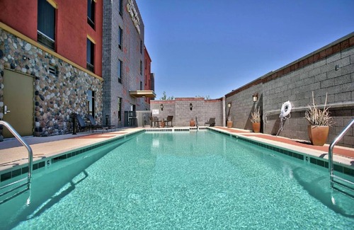 Scottsdale House | Standard King, Hampton Inn & Suites, Outdoor Pool, Complimentary Breakfast