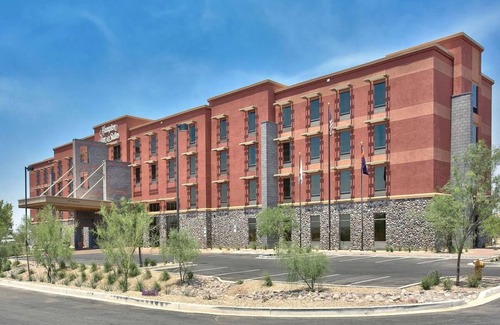 Scottsdale House | Standard King, Hampton Inn & Suites, Outdoor Pool, Complimentary Breakfast