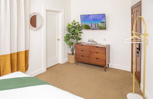 Telegraph Hill House | Standard King Room with Ensuite Bathroom