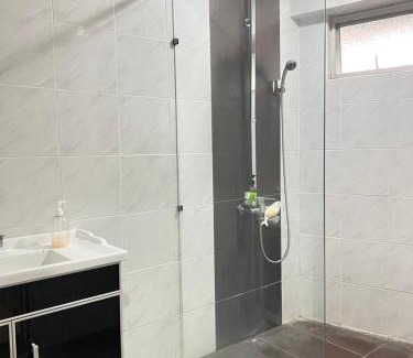 Ladang Sekolah House | Standard Queen room with shared bathroom by MyPOCKETT