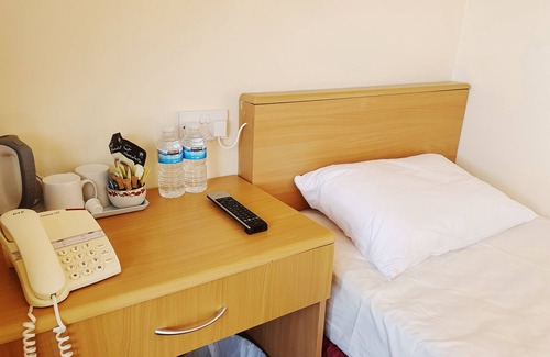 Marston Green Hotel | Standard Single Room Ensuite - Royal Square Hotel - Birmingham Airport & NEC