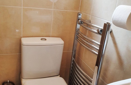 Marston Green Hotel | Standard Single Room Ensuite - Royal Square Hotel - Birmingham Airport & NEC