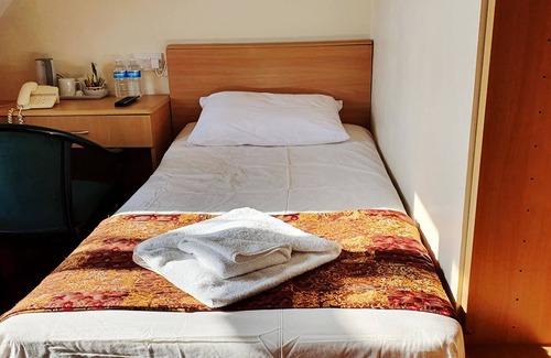 Marston Green Hotel | Standard Single Room Ensuite - Royal Square Hotel - Birmingham Airport & NEC