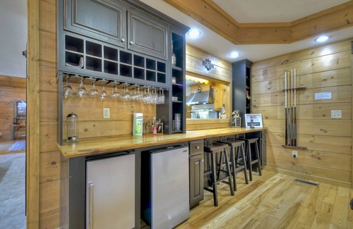 Cherry Log House | Stanley Creek Lodge -4 Acre Creekside Lodge w/pool and Fishing