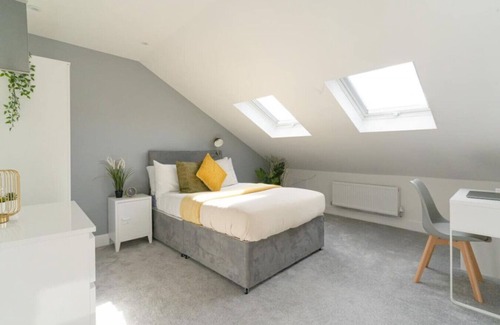 Portsmouth Apartment | Stansted 1 | 6 Bedrooms | 2 and A Half Bath