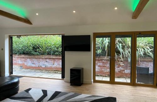 Stansted Apartment | Stansted Airport Luxury Annexe with Parking.