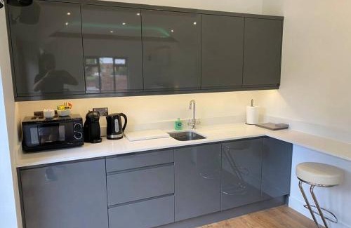 Stansted Apartment | Stansted Airport Luxury Annexe with Parking.