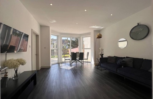 Golders Green Apartment | Star London Finchley Road 3-Bed Oasis with Garden