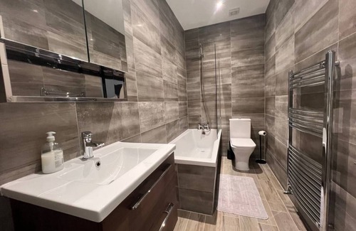 Golders Green Apartment | Star London Finchley Road 3-Bed Oasis with Garden