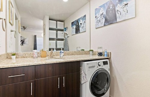 Prairie Village Apartment | ★✪Star Wars✪KING BD✪No Stairs!✪Fast Wifi✪Dedicated Covered Parking✪★