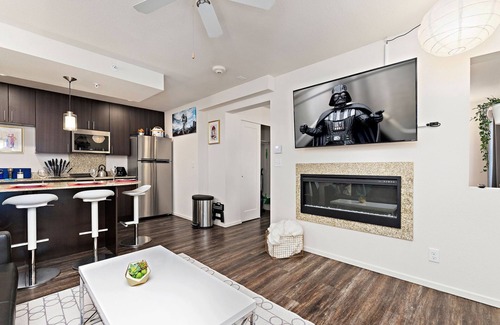 Prairie Village Apartment | ★✪Star Wars✪KING BD✪No Stairs!✪Fast Wifi✪Dedicated Covered Parking✪★