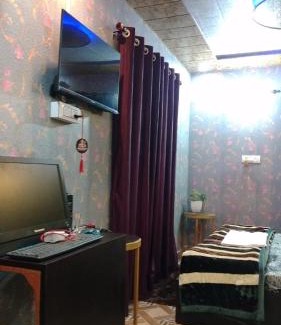 Amritpur House | StarGate HomeStay UK A Walk in The Clouds