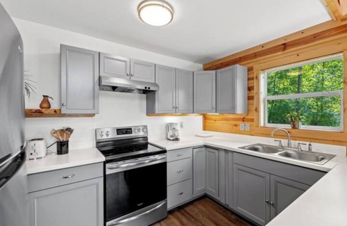 Stanton Cabin | Stargazer - Rooftop + Hot Tub + Walk to Red River