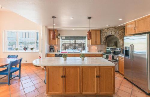Joshua Tree House | Stargazing from the Hot Tub at Sahara Madre, a Gorgeous Desert Retreat