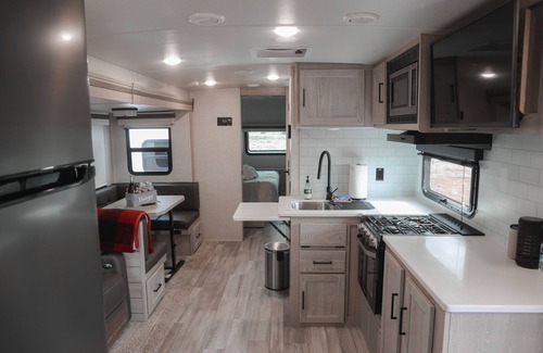 Valle House | Stargazing Luxury Solar RV with mountain views! 30 mins to Grand Canyon.