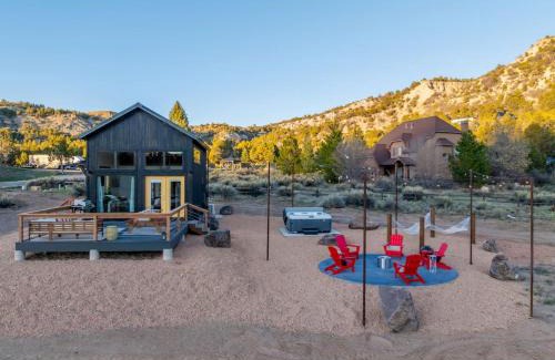 Glendale House | Stargazing Retreat with Hot Tub Deck Hammocks BBQ