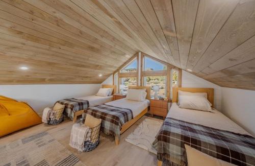Glendale House | Stargazing Retreat with Hot Tub Deck Hammocks BBQ