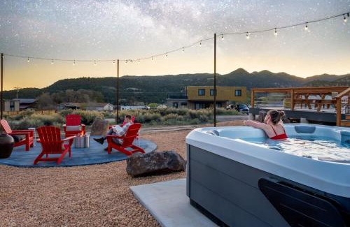 Glendale House | Stargazing Retreat with Hot Tub Deck Hammocks BBQ