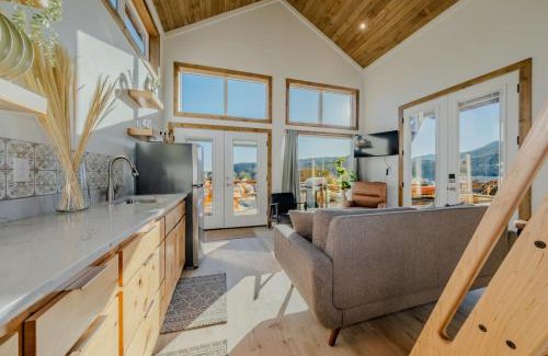 Glendale House | Stargazing Retreat with Hot Tub Deck Hammocks BBQ