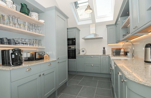 Saint Erth Praze Cottage | STARGAZY COTTAGE, family friendly, with hot tub in Praa Sands