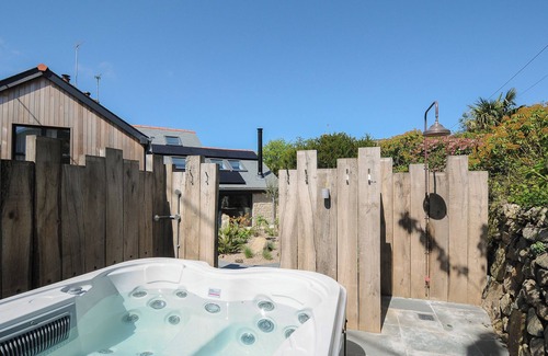 Saint Erth Praze Cottage | STARGAZY COTTAGE, family friendly, with hot tub in Praa Sands