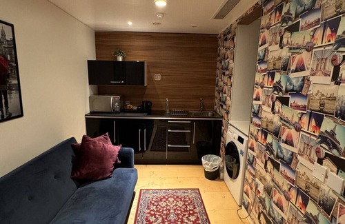 Bishopsgate Apartment | Stark Studio at Room Home Stay