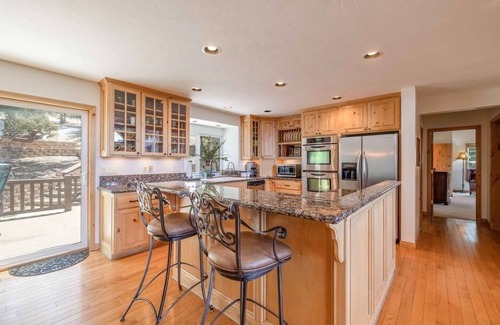 Castle Glen Estates Cabin | Starlight Escape in Big Bear Lake. Movie Theatre, Spa, EV Plug & Games!