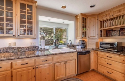 Castle Glen Estates Cabin | Starlight Escape in Big Bear Lake. Movie Theatre, Spa, EV Plug & Games!