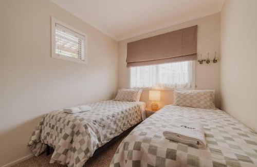 Lake Tekapo House | Starlight Lakeview Vista - 5BR Hideaway & Hot Tub