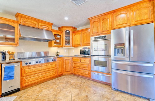 Yucca Valley House | Starlight Oasis Getaway - with Hot Tub + Games! 10 Minutes from Joshua Tree