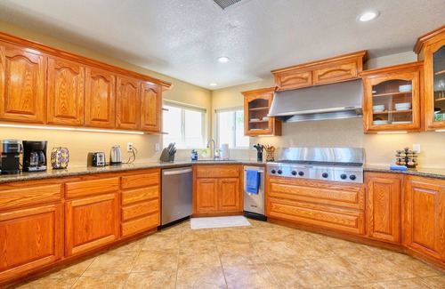 Yucca Valley House | Starlight Oasis Getaway - with Hot Tub + Games! 10 Minutes from Joshua Tree