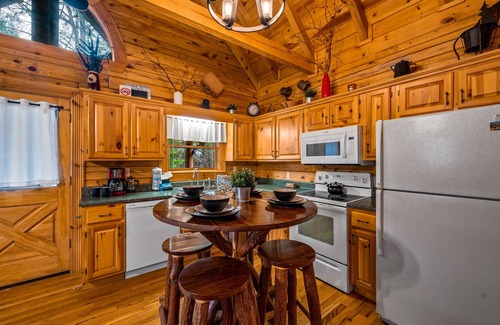 Gatlinburg - Pigeon Forge Cabin | *Starlink Wifi* Peaceful Log Cabin Near National Park & Dollywood