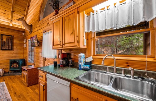 Gatlinburg - Pigeon Forge Cabin | *Starlink Wifi* Peaceful Log Cabin Near National Park & Dollywood