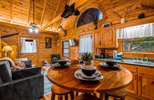 Gatlinburg - Pigeon Forge Cabin | *Starlink Wifi* Peaceful Log Cabin Near National Park & Dollywood