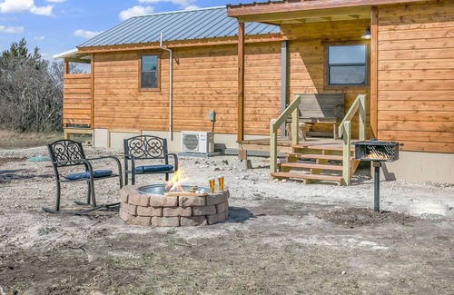 Llano Cabin | Starry Night | Romantic Hill Country Cabin, Hot Tub, Full Kitchen, Pet Friendly w/fee